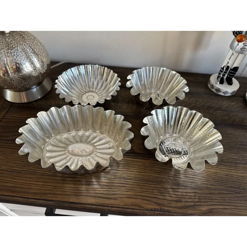 Set of 4 vintage aluminum molds/baking pans, fluted, tart pans, pretty molds